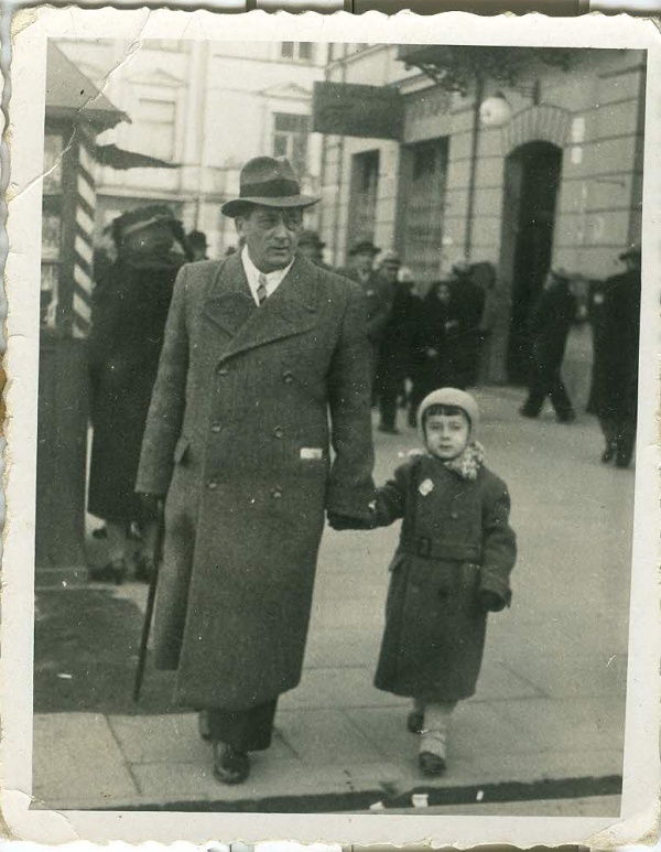 Leszek Szczepański z ojcem przy hotelu Viktoria