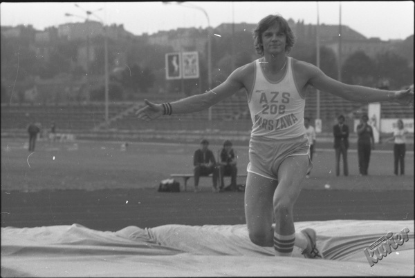 Uczestnik zawodów w skoku wzwyż na stadionie lekkoatletycznym przy Al. Zagmuntowskich w Lublinie