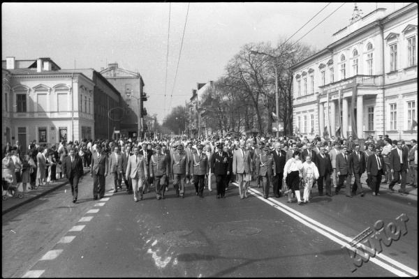 Urzędnicy podczas pochodu 1-Majowego na Krakowskim Przedmieściu w Lublinie