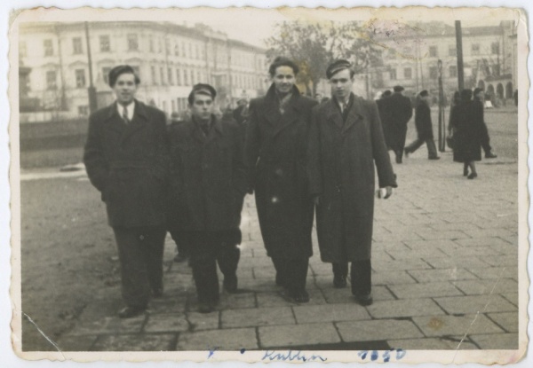Kazimierz Kosicki z kolegami na placu Litewskim