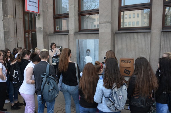 Działanie artystyczno-edukacyjne Listy do Henia na Krakowskim Przedmieściu 64