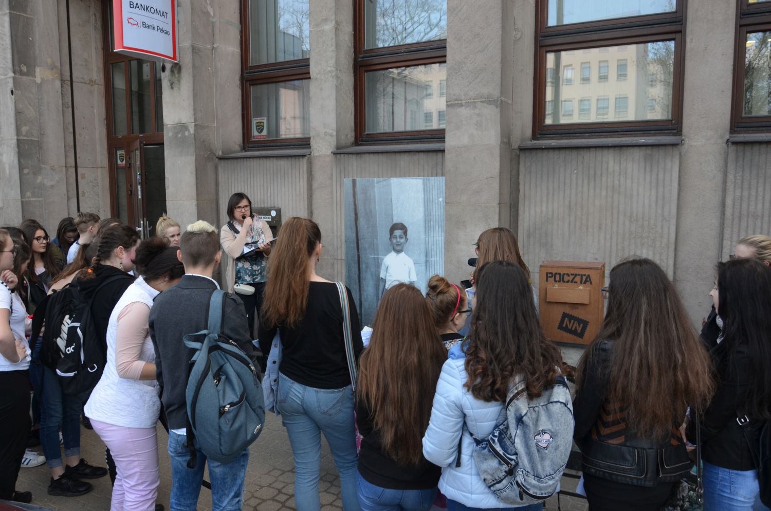 Działanie artystyczno-edukacyjne Listy do Henia na Krakowskim Przedmieściu 64
