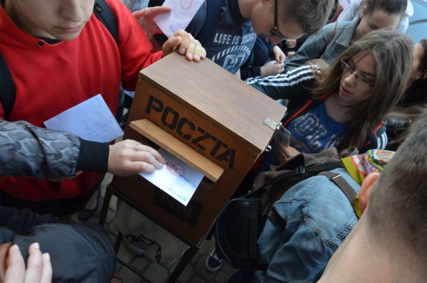 Młodzież szkolna wrzuca listy do Henia Żytomirskiego do skrzynki pocztowej Teatru NN na Krakowskim Przedmieściu 64