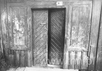 Wejście do drewnianego, przedwojennego domu przy ul. Kilińskiego 12