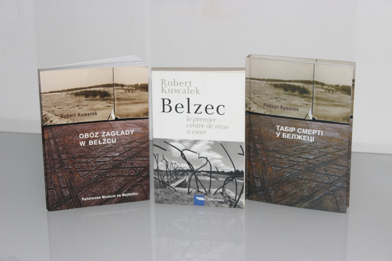 Okładki książki Roberta Kuwałka "Obóz zagłady w Bełżcu"