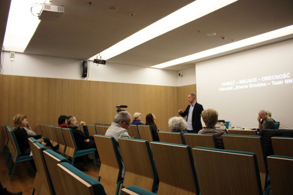 Publiczność podczas spotkania "Misterium Bramy / Misterium Pamięci" w Muzeum POLIN