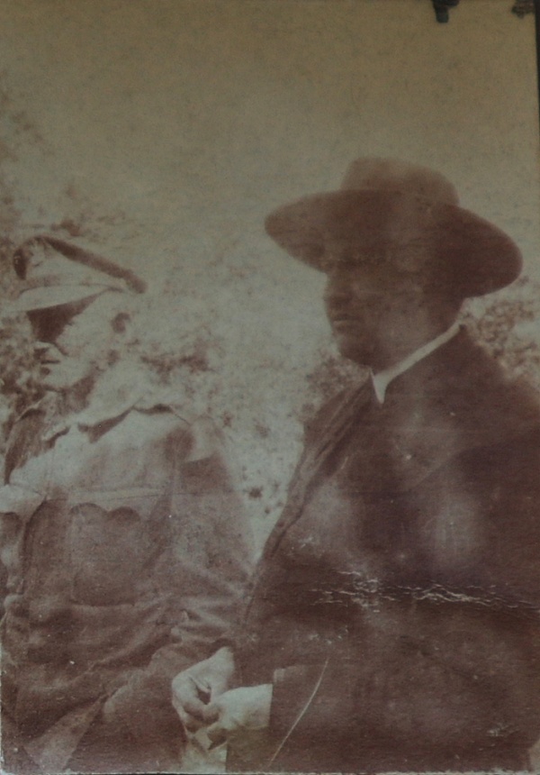 Fotografia dwóch mężczyzn przebywających w majątku ziemskim w Dysie