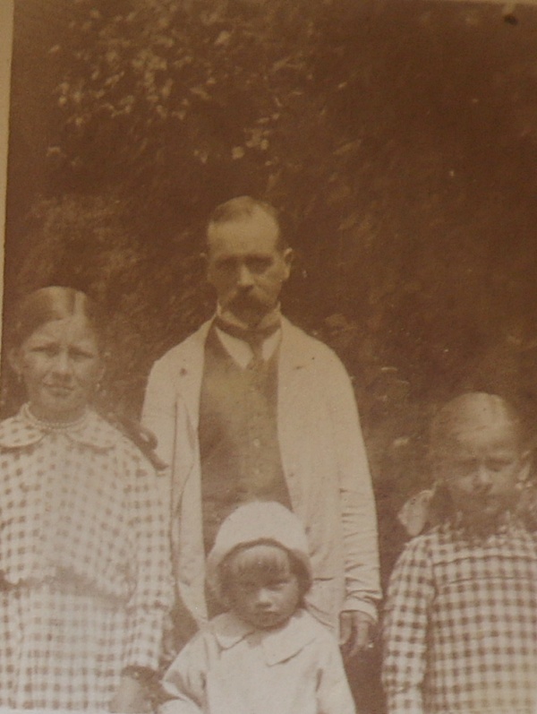 Zdjęcie rodzinne w majątku w Łopienniku