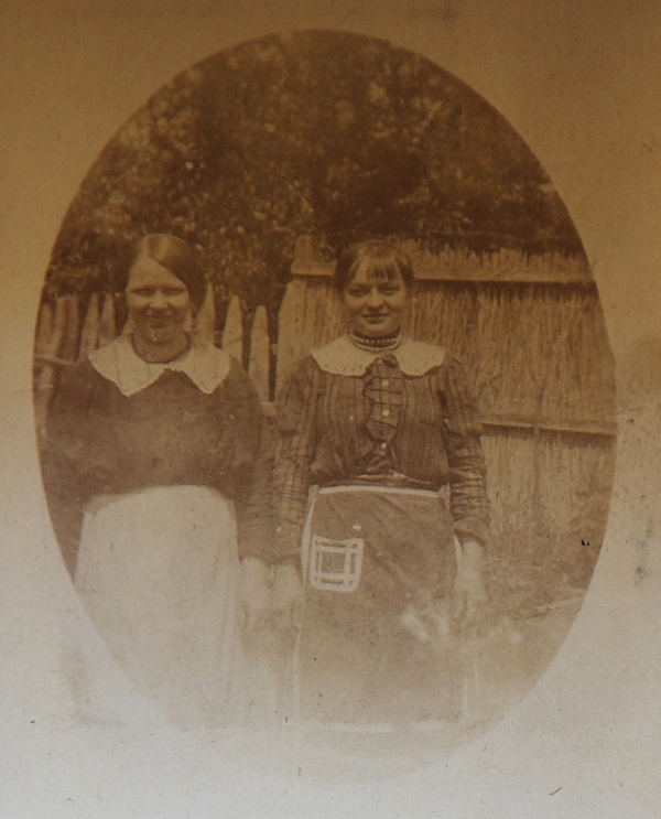 Portret dwóch kobiet z majątku w Łopienniku