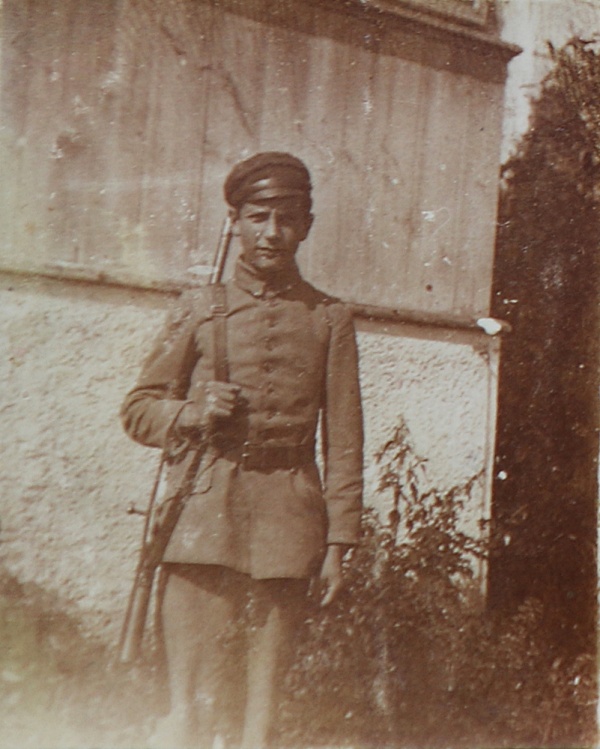 Chłopiec w mundurze w majątku ziemskim w Łopienniku