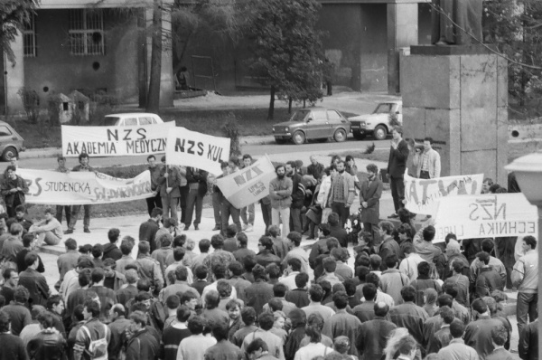 Demonstracja i marsz członków NZS podczas rocznicy katyńskiej 11.04.1989 r.