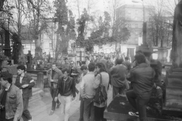 Przemarsz członków NZS na cmentarz przy ul. Lipowej z okazji rocznicy katyńskiej 11.04.1989 r.