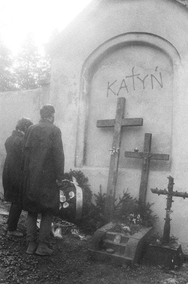 Przemarsz członków NZS na cmentarz przy ul. Lipowej z okazji rocznicy katyńskiej 11.04.1989 r.