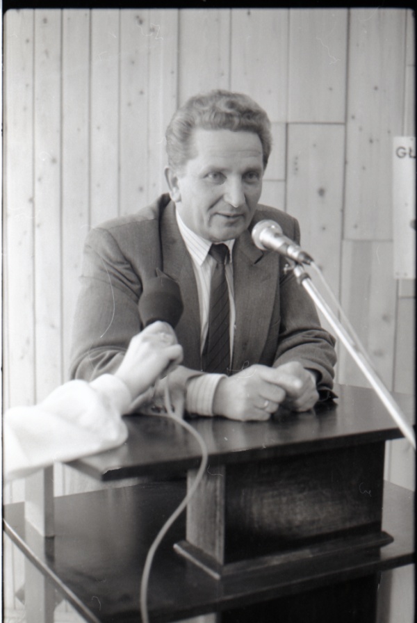 Wiec wyborczy Tadusza Mańki w Fabryce Samochodów Ciężarowych w Lublinie podczas kampanii wyborczej w 1989 r.