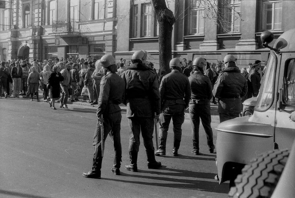 Oddział ZOMO blokujący przejazd na Krakowskim Przedmieściu w Lublinie