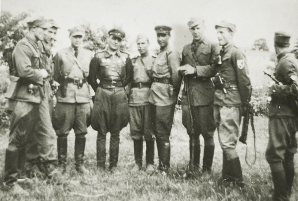 Dowódcy oddziałów partyzanckich oraz oficerowie radzieccy