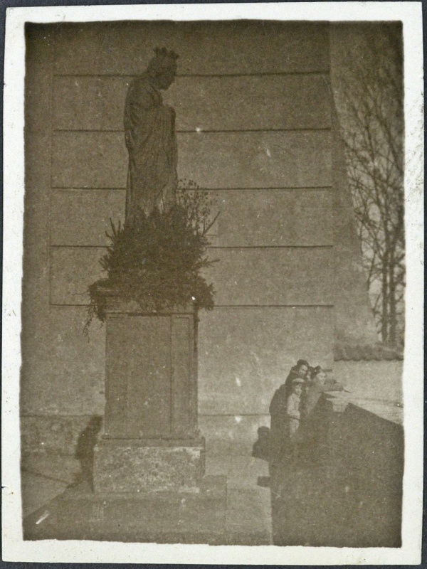 Posąg Matki Bożej na placu katedralnym