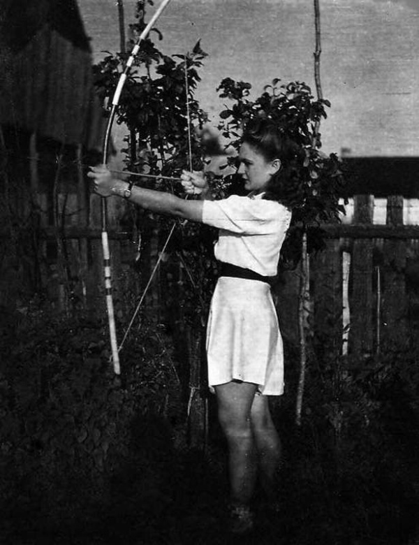 Anna Ulbrych pozująca do fotografii z łukiem