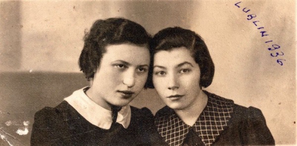 Chaja (Helena) Trachtenberg z domu Wajs (z prawej) z koleżanką; Lublin, 1936
