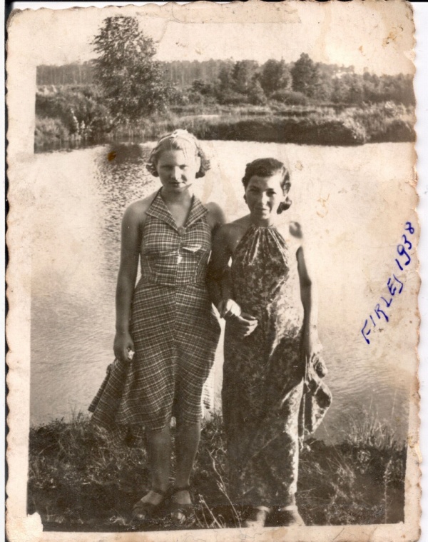 Chaja (Helena) Trachtenberg z domu Wajs (po prawej) z przyjaciółką nad Firlejem; 1938