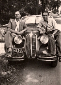 Trachtenberg Izaak (po prawej) i Karol Latowicz we Wrocławiu; lata 50.
