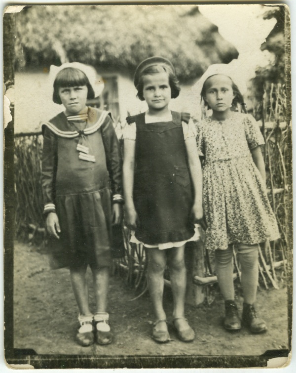 Leokadia Dąbczak (Gierszon) wraz z kuzynkami