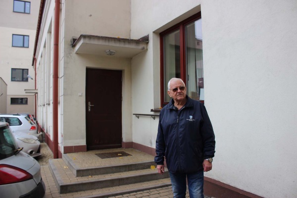 Janusz Karpiński przed dawnym wejściem do klubu Łączność