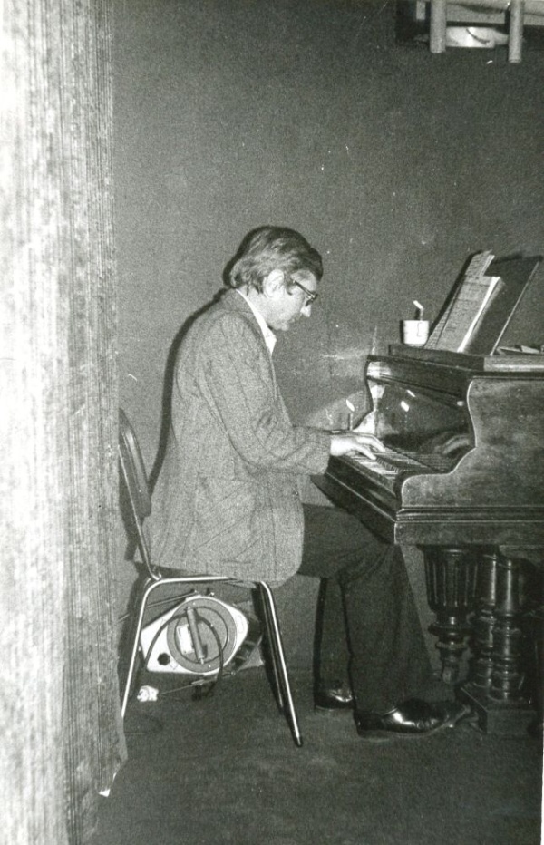 Jerzy „Malt” Majtwijów za fortepianem