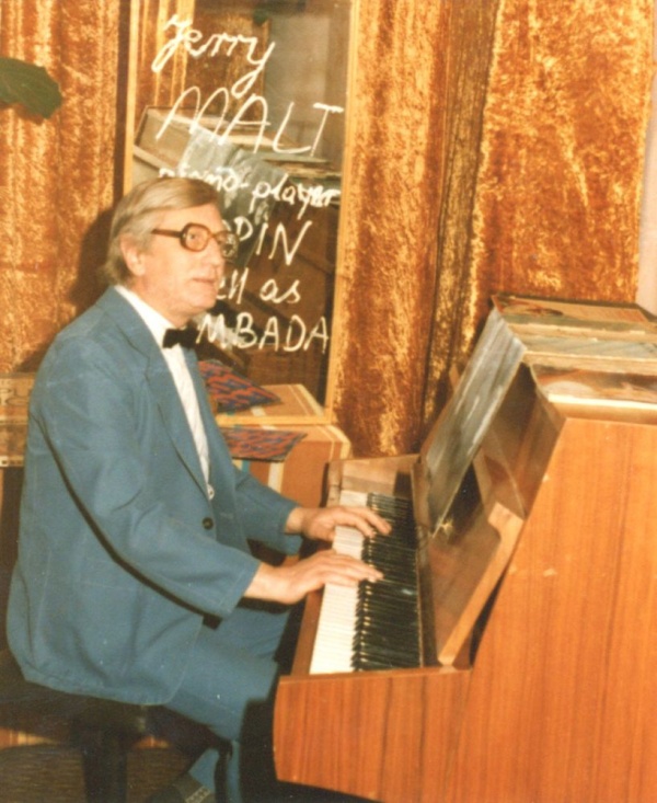 Jerzy Matwijów przy pianinie