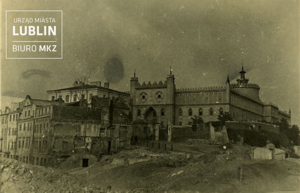 Widok od zachodu na Zamek i zabudowę żydowskiej dzielnicy w trakcie rozbiórki