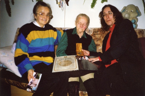 Romana Bajak, Teofila Bajak, Beth-Eden Kite, przedstawicielka ambasady Izraela, Lublin, 2001,