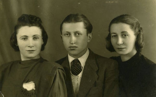 Jan Szmulewicz z siostrami Wolfram - Sabiną oraz Eleną, Lublin 1946