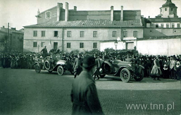 Uroczystosci na Placu Katedralnym w dniu 5 listopada 1916 roku