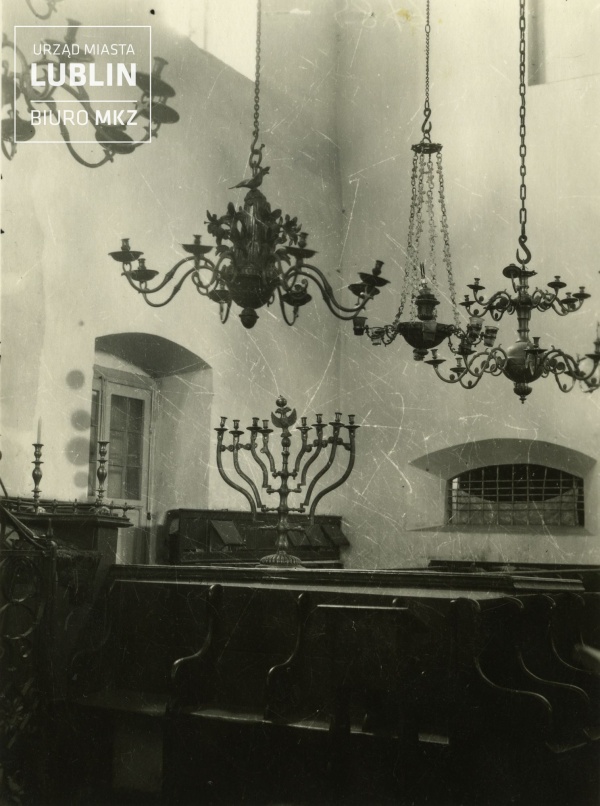 Lublin. Wnętrze Synagogi Maharszala. Widok na świeczniki i pająki
