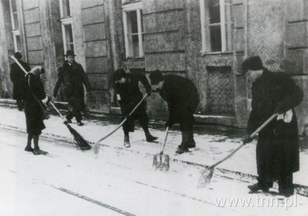 Żydzi w trakcie robót przymusowych w Krakowie