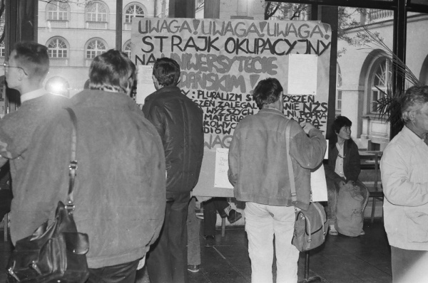 Plakaty propagujące strajki podczas wiecu NSZZ „Solidarność” 5 maja 1988 na Katolickim Uniwersytecie Lubleskim