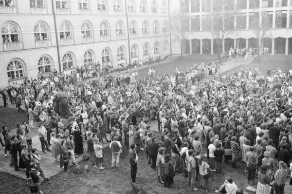 Studenci zgromadzeni na dziedzińcu podczas wiecu NSZZ „Solidarność” 5 maja 1988 w Lublinie