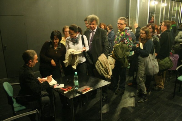 Spotkanie z Marcinem Wrońskim - publiczność w kolejce po autograf