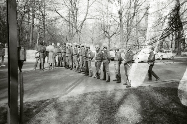 Oddział ZOMO zatrzymujący demonostrację w kwietniu 1989 roku