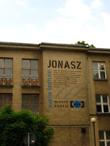 Mural z wierszem "Jonasz" Marcina Świetlickiego na budynku III Liceum Ogólnokształacącego w Lublinie