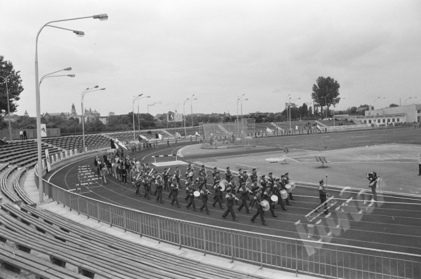 Międzynarodowe zawody sportowe na stadionie miejskim w Lublinie - występ orkiestry wojskowej