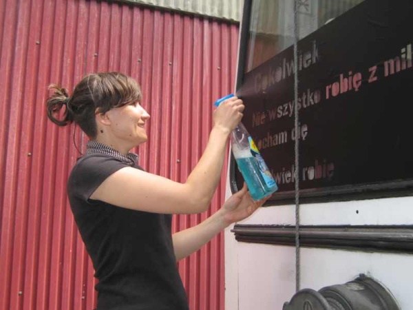 Alicja Magiera maluje trolejbus festiwalowy