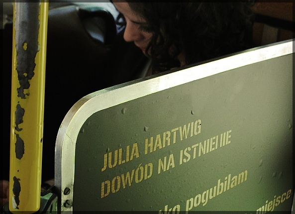 Wnętrze trolejbusu Miasta Poezji z wierszem Julii Hartwig