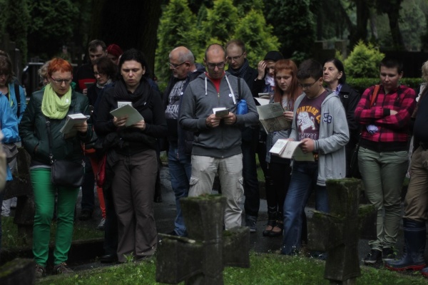 Uczestnicy &quot;Spaceru z Czechowiczem&quot; na cmentarzu przy grobie poety