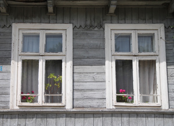 Stolarka okienna domu drewnianego przy Rynku 2 w Dubience