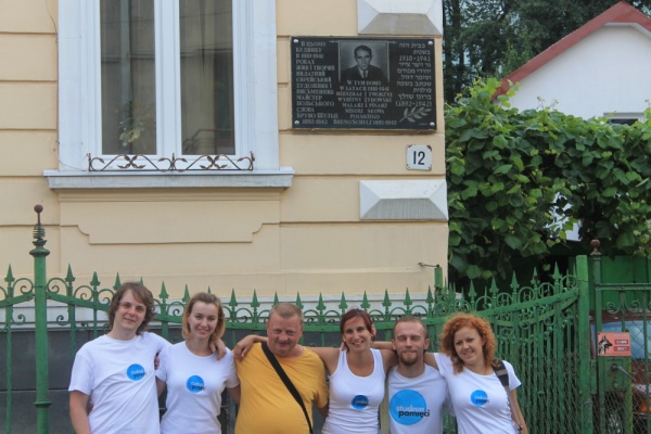 Robert Kuwałek razem z członkami Stowarzyszenia Studnia Pamięci przed domem Bruno Schulca w Drohobyczu