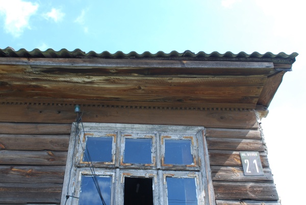 Fragment elewacji domu drewnianego przy Rynku 21 w Wojsławicach