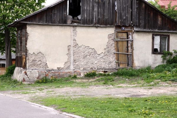 Wschodnia ściana domu drewnianego przy Rynku 21 w Wojsławicach