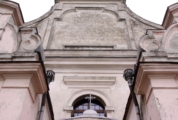 Fasada kościoła pw. św. Michała Archanioła w Wojsławicach