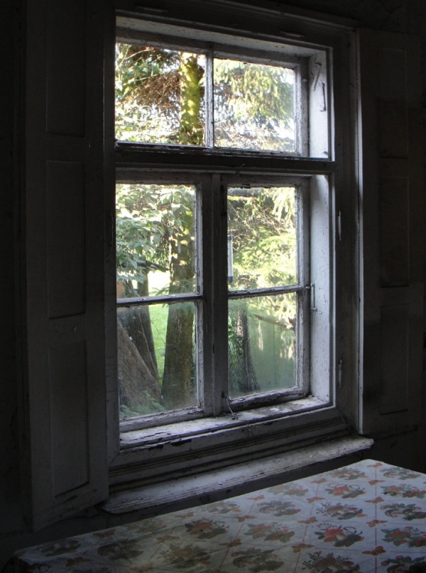Okno w kuchni Domu Szewca Fawki w Wojsławicach